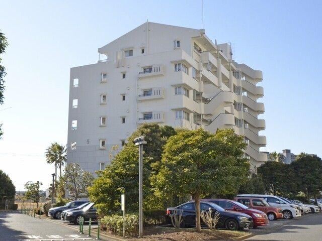 Spacious 2LDK Apartment in Urayasu - Photo 1