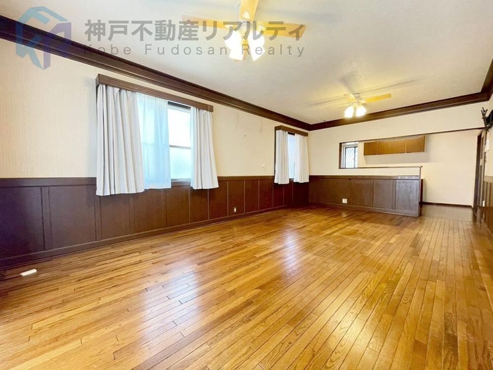Spacious 4LDK Home with Parking in Suma, Kobe - Photo 1