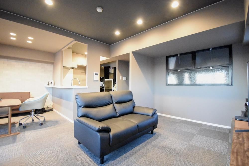 Pet-Friendly 3LDK Apartment with Modern Renovations - Photo 1