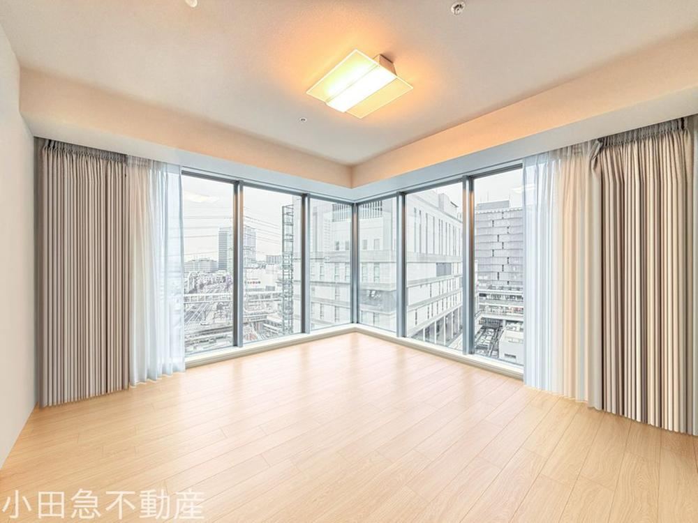 Spacious 3LDK Apartment in Megumi Town - Photo 1