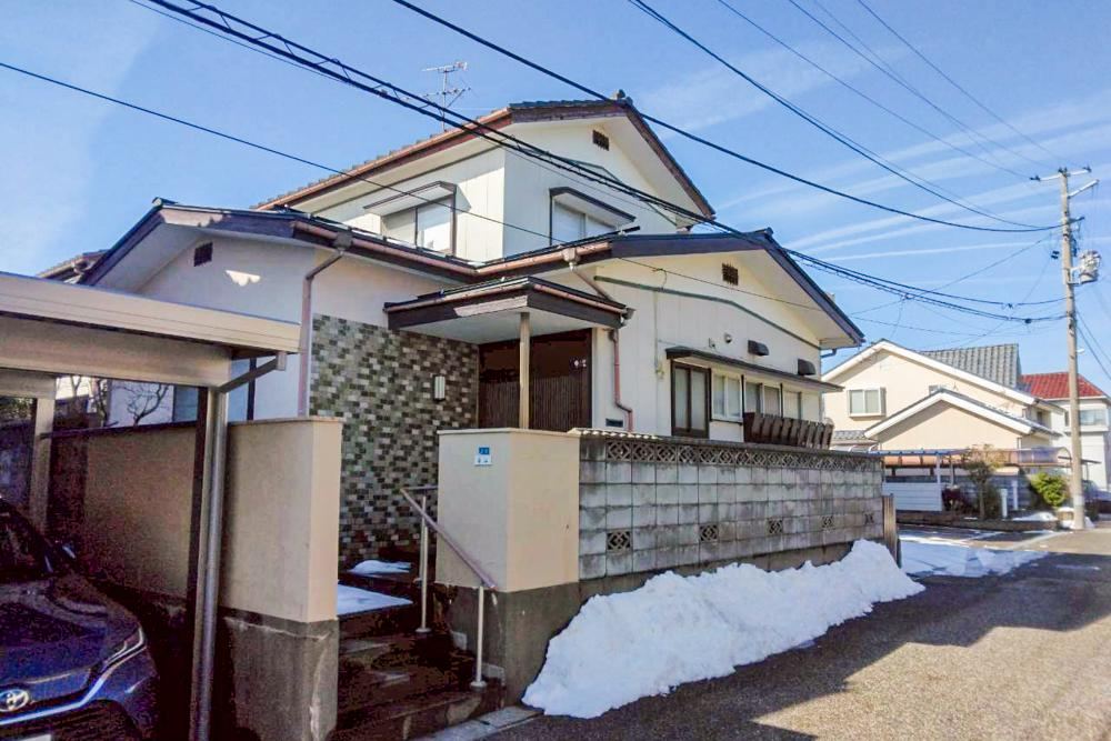 6DK House with Renovation Potential in Niigata - Photo 1