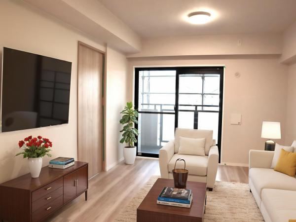 Secure and Convenient 3LDK Apartment with Renovation - Photo 1
