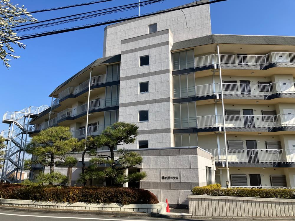 Stylish 3LDK Apartment with Modern Amenities - Photo 1