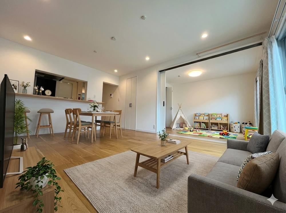 Sunny 3LDK Apartment with Renovation in Isogo - Photo 1