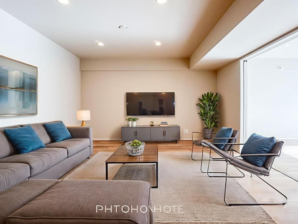 Top Floor 3LDK Apartment with Renovation - Photo 1