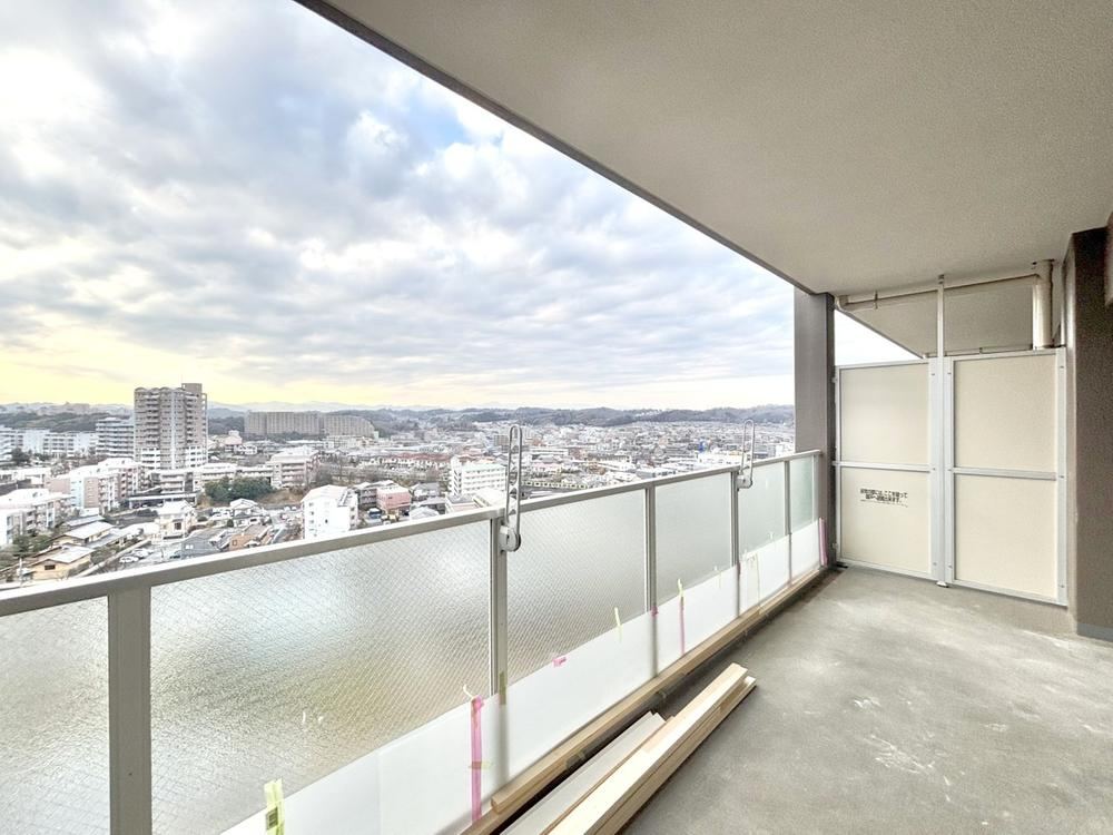 Renovated 3LDK Apartment with Green Courtyard - Photo 1