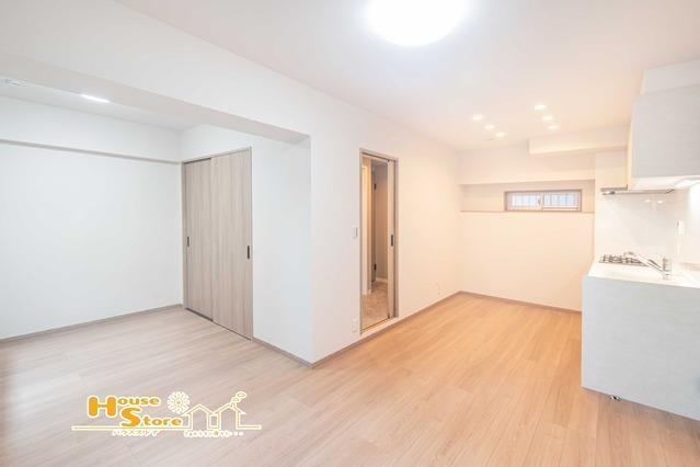 Bright 1LDK Apartment with Renovation in Minamikoshigaya - Photo 1