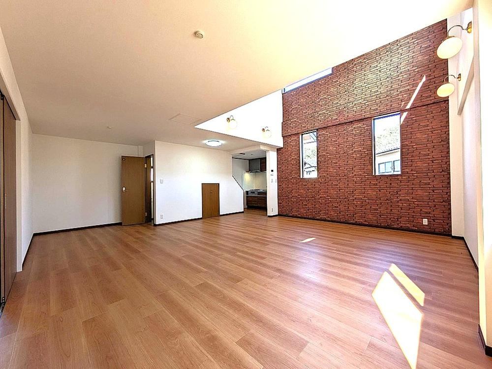 Inviting 3LDK House with Scenic Views - Photo 1