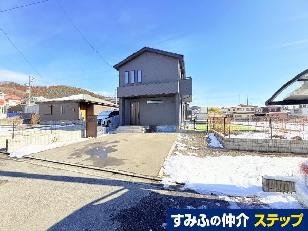 Spacious 3LDK House with Solar Power in Aoyama - Photo 1