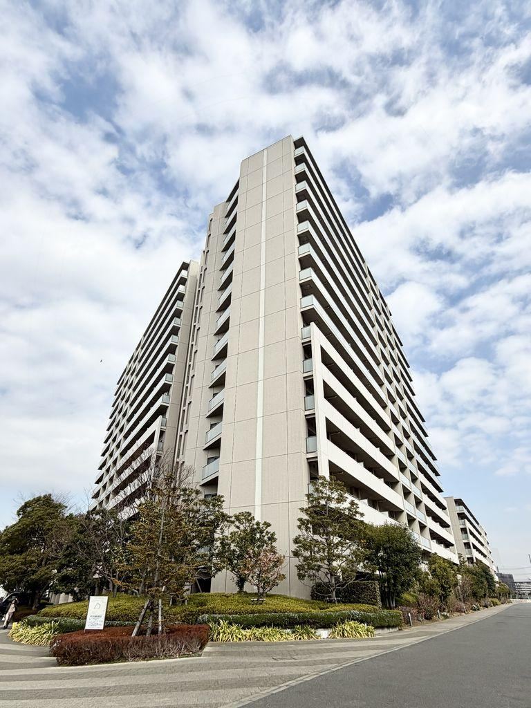 Bright 3LDK Corner Apartment with Rooftop Terrace - Photo 1