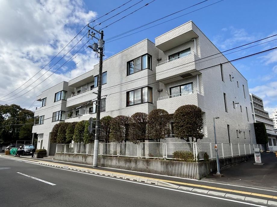 Bright 3LDK Apartment in Hirose, Sendai - Photo 1