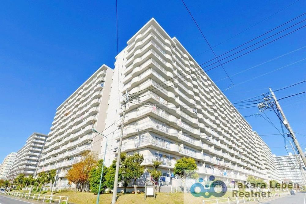 Sunny 3LDK Apartment with Security Features - Photo 1