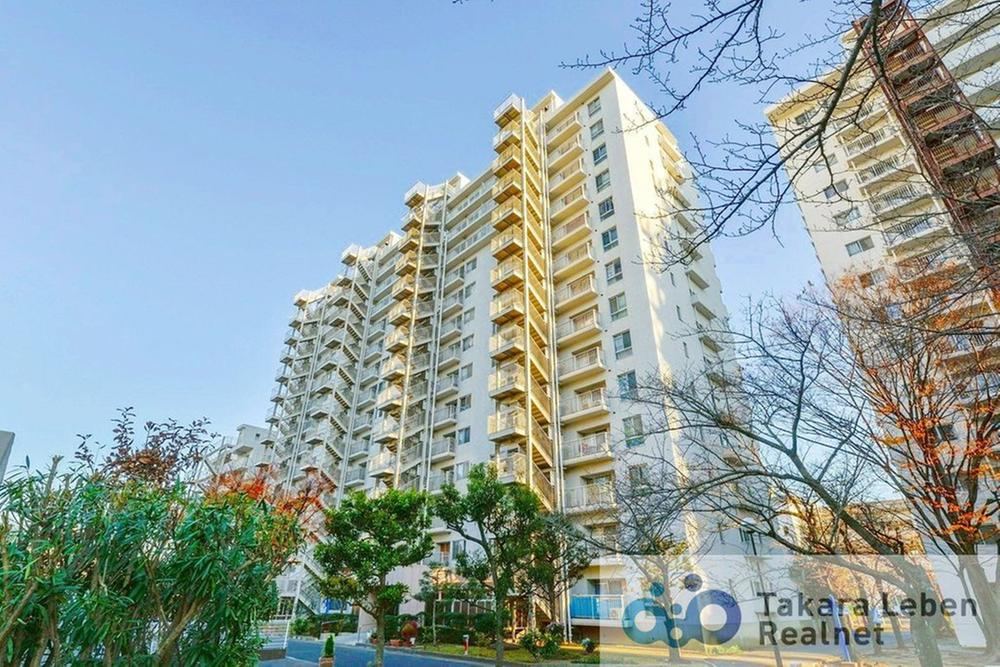 Renovated 3LDK Apartment with Dual Balconies - Photo 1