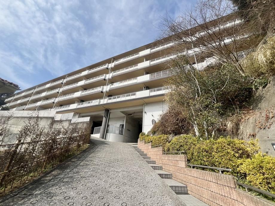 2LDK Apartment with Mountain Views in Zushi - Photo 1