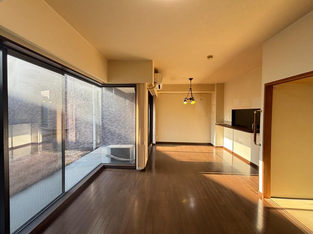 Renovation-Ready 3LDK Apartment in Hon-Kugenuma - Photo 1
