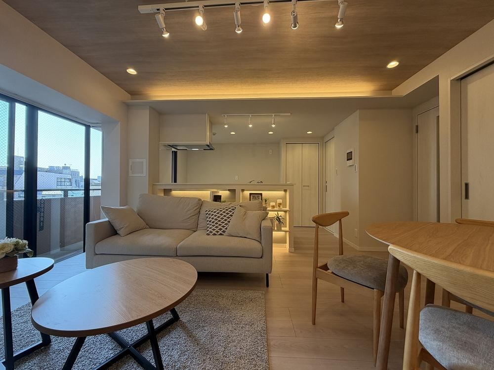 Renovated 2LDK Apartment with Nearby Amenities - Photo 1