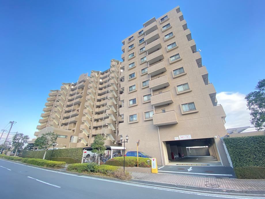 Bright 3LDK Apartment in Tsurumi, Yokohama - Photo 1