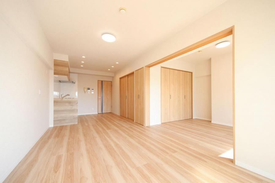 Renovated 3LDK Apartment 1 Minute from Tsuruse Station - Photo 1