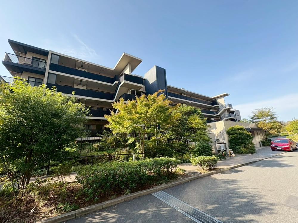 Stunning 3LDK Apartment with Bay and Mountain Views - Photo 1