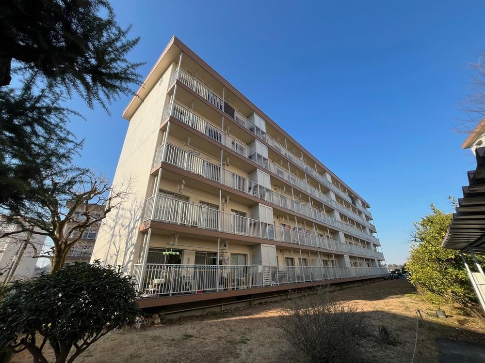 Bright 3DK Apartment with Renovation Potential - Photo 1