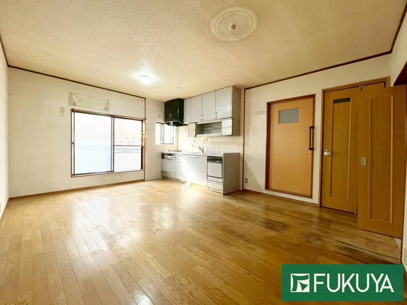 Spacious 3LDK House with Parking in Kitaeguchi, Osaka - Photo 1
