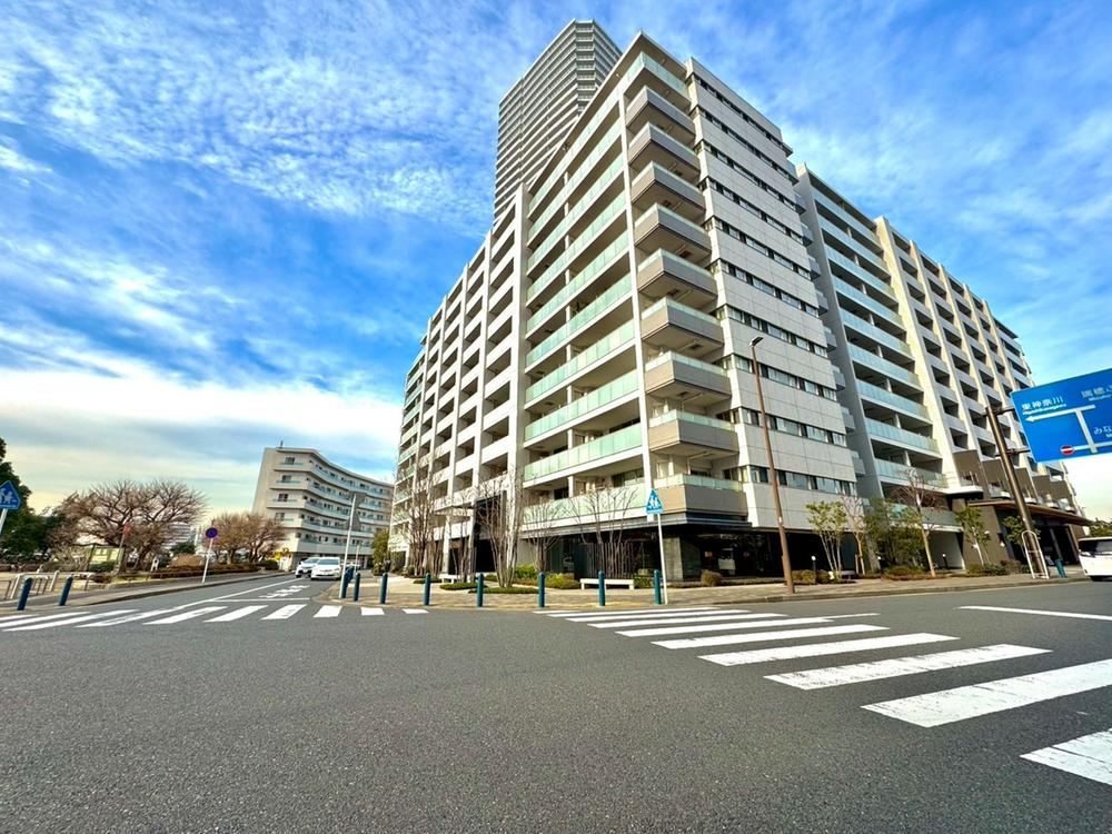 Ideal 2LDK+S Apartment in Yokohama Bay Area - Photo 1