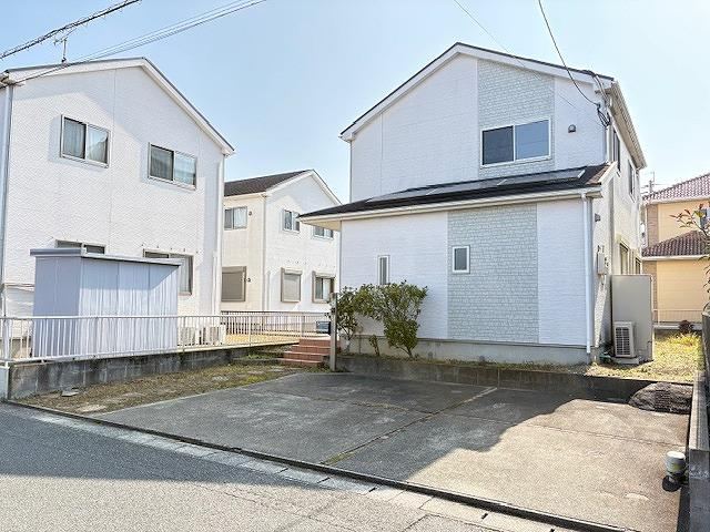 Spacious 4LDK Home with Garden in Okada - Photo 1