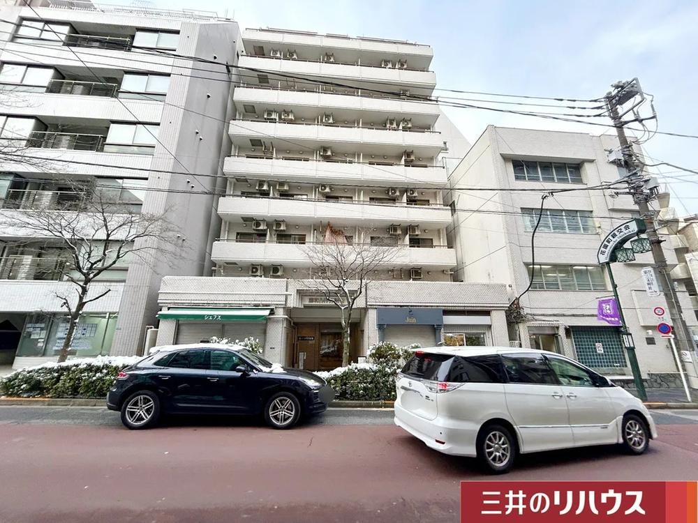 1LDK apartment in Shinjuku Ward, Tokyo - Photo 1