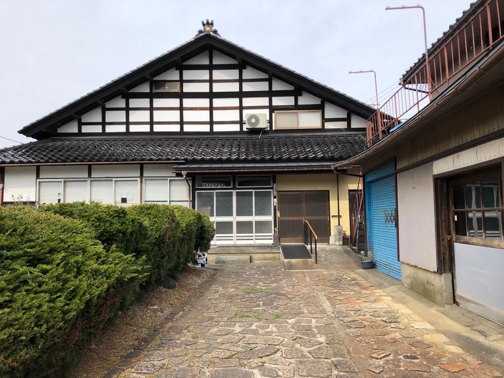 Spacious 11LDK Traditional House in Takaoka - Photo 1