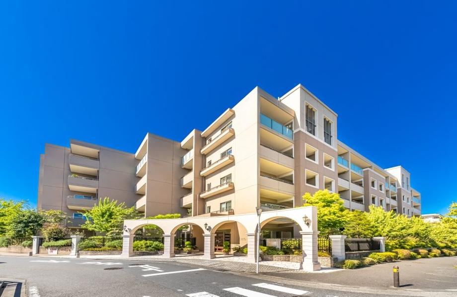 Renovated 2LDK Apartment in Inuzuka - Photo 1