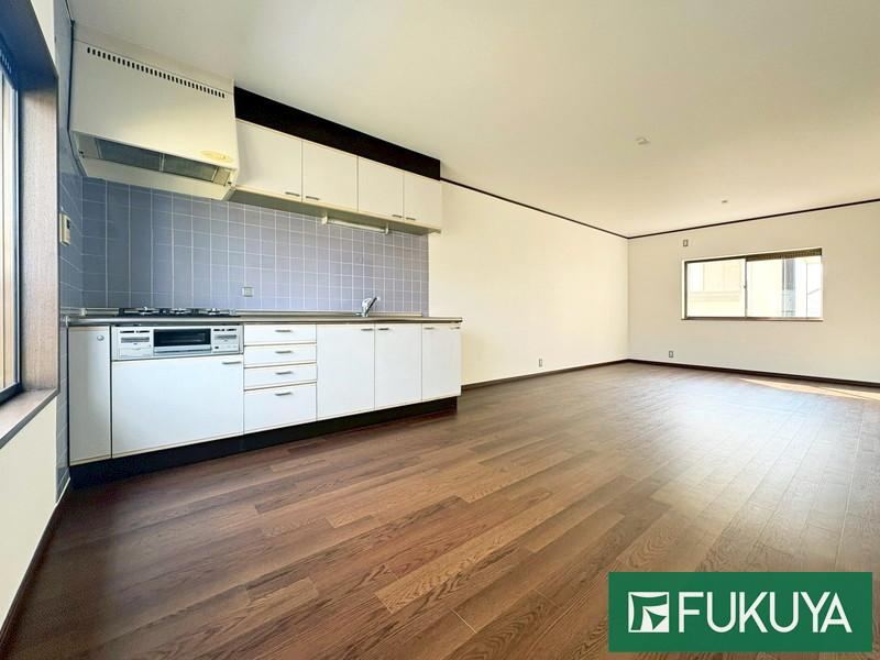 Recently Renovated 3LDK with Garage in Hirakata - Photo 1