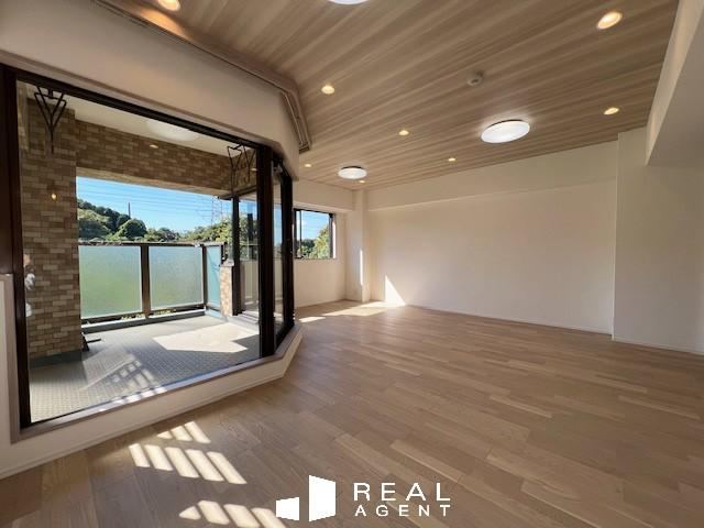 Renovated 3LDK with Panoramic Green Views in Kanazawa Ward - Photo 1