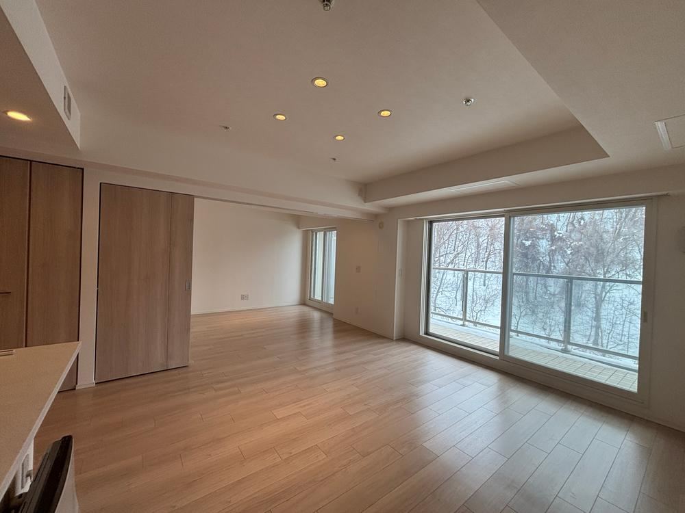 Luxurious 3LDK Apartment with Seasonal Views in Sapporo - Photo 1
