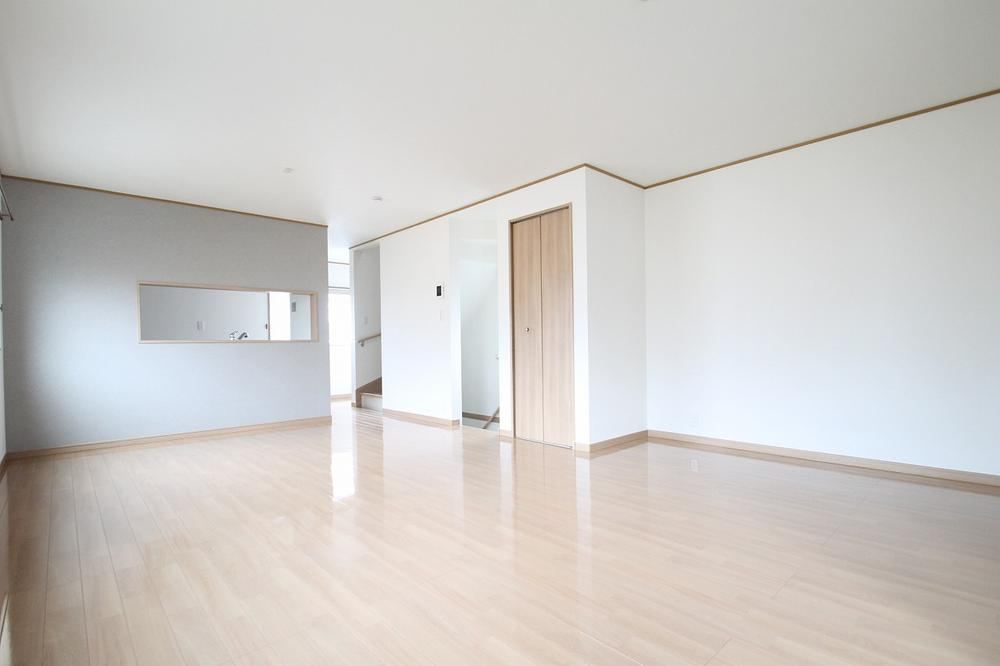 Renovated 2LDK+2S Home Ready for Immediate Move-in - Photo 1