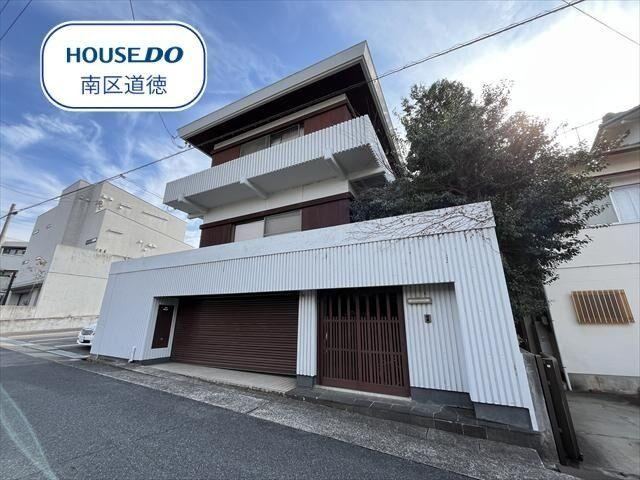 Spacious 6LDK House with Built-in Garage - Photo 1
