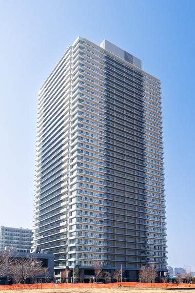 Corner 3LDK Apartment in Large Tower Residence - Photo 1