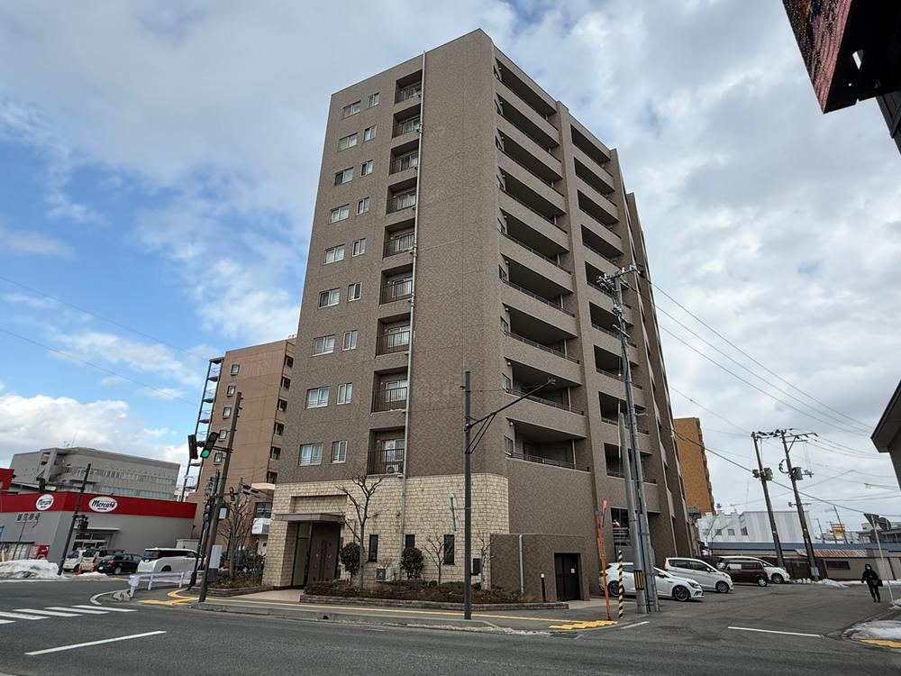 Quality 2LDK+S Apartment with Scenic Views - Photo 1