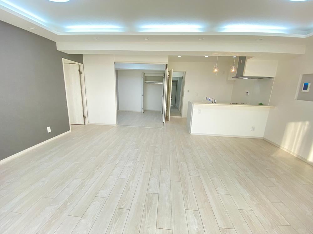 Spacious 3LDK Apartment with Open Kitchen - Photo 1