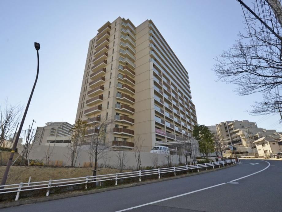 Spacious 4LDK Apartment in Tama with Great Amenities - Photo 1