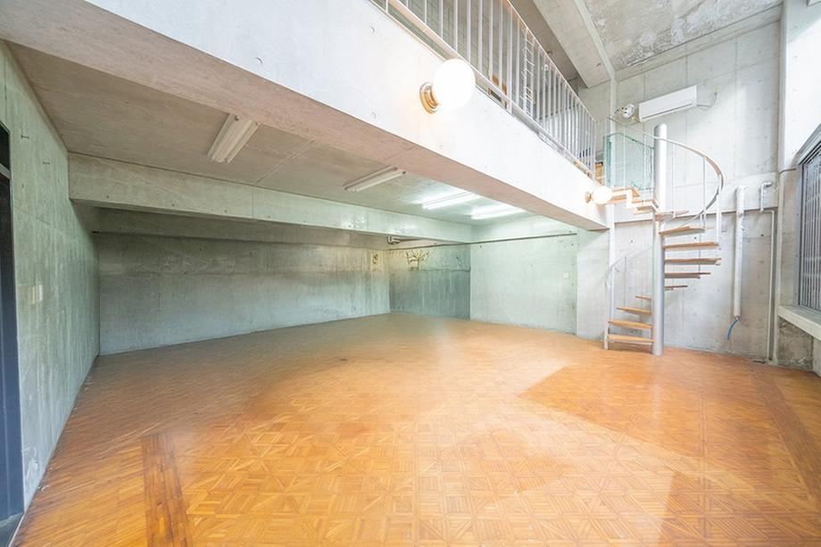 Spacious 7LDK House Ideal for Two Families in Toyonaka - Photo 1