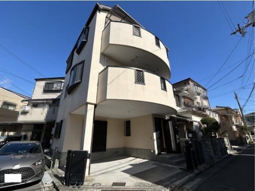 Corner Lot 6LDK House with Great Ventilation - Photo 1