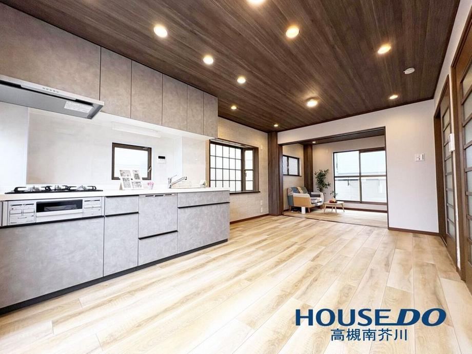 Fully Renovated 4LDK House in Takatsuki - Photo 1