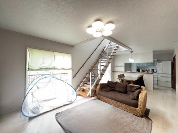 Charming Used 4LDK Home with Deck - Photo 1