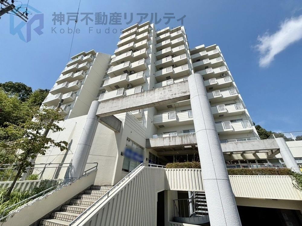 4LDK apartment in Tarumi Ward, Kobe, Hyogo - Photo 1