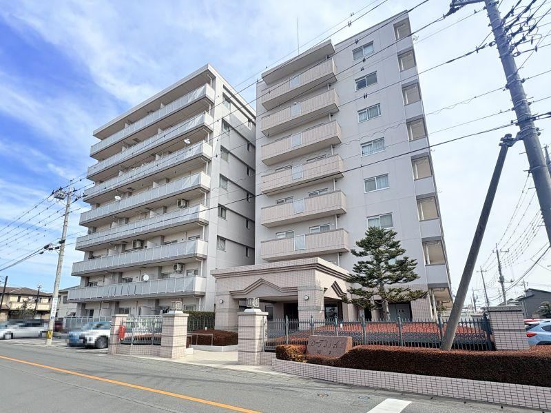 Top Floor 3LDK Apartment with Scenic Views - Photo 1