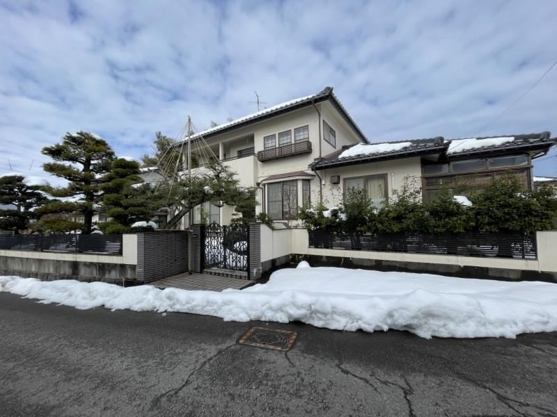 Corner Lot 6LDK House with Ample Storage in Toyama - Photo 1
