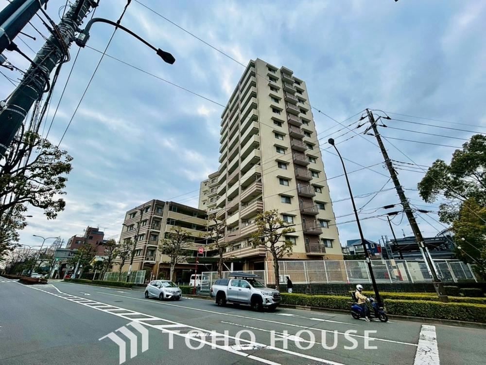 Renovated 3LDK Corner Apartment with Great Views - Photo 1