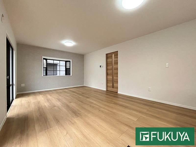 Light Steel-Frame 3LDK Home with Renovation in Akashi - Photo 1