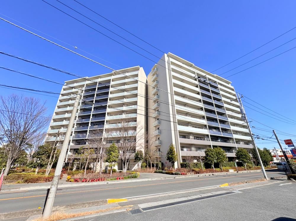 Large 3LDK Apartment in a 165-Unit Community - Photo 1