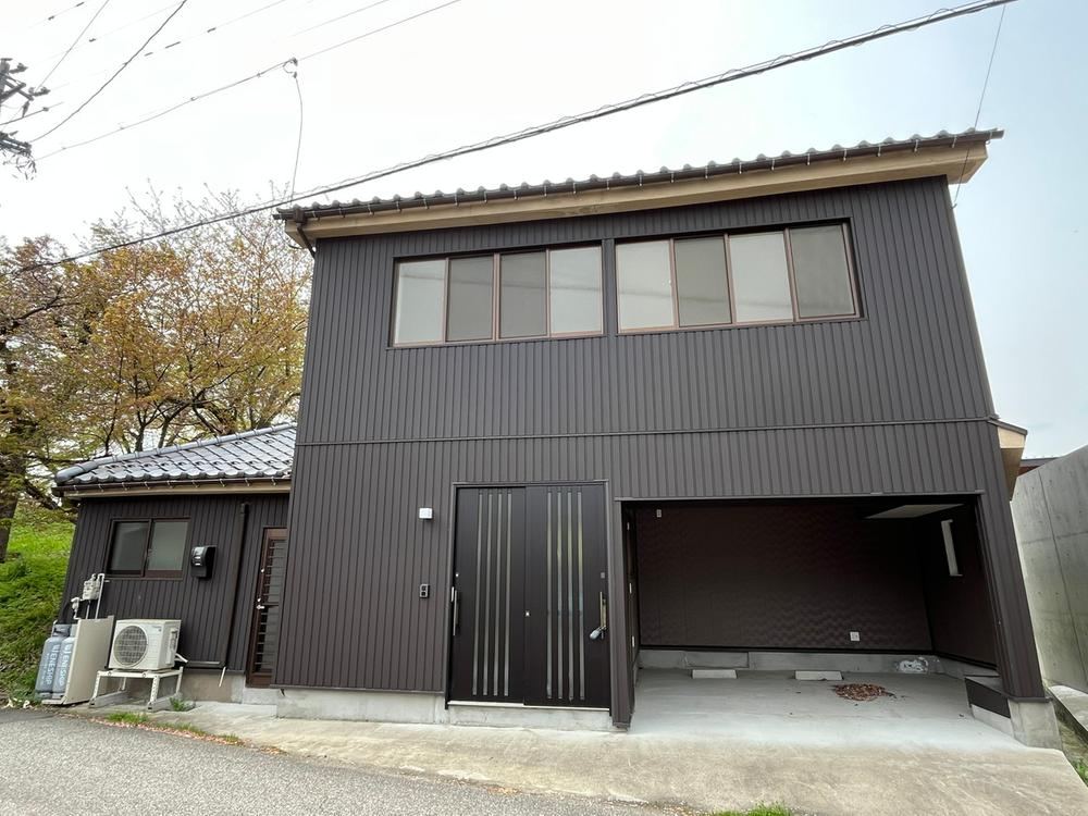Fully Renovated Home Near Hirokoji Station in Takaoka - Photo 1